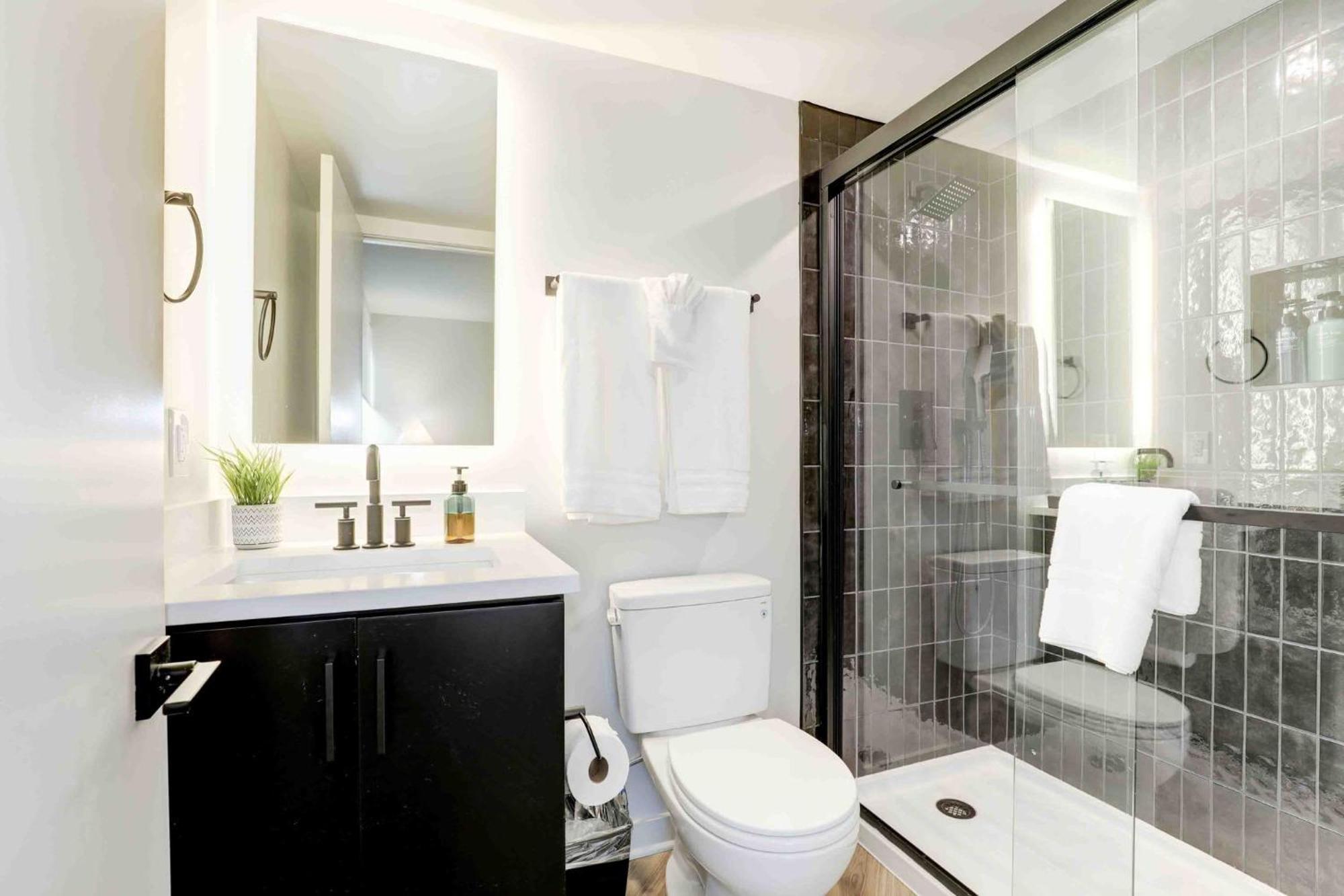 2Br Executive Apartment With Spacious Layout Арлингтън Екстериор снимка